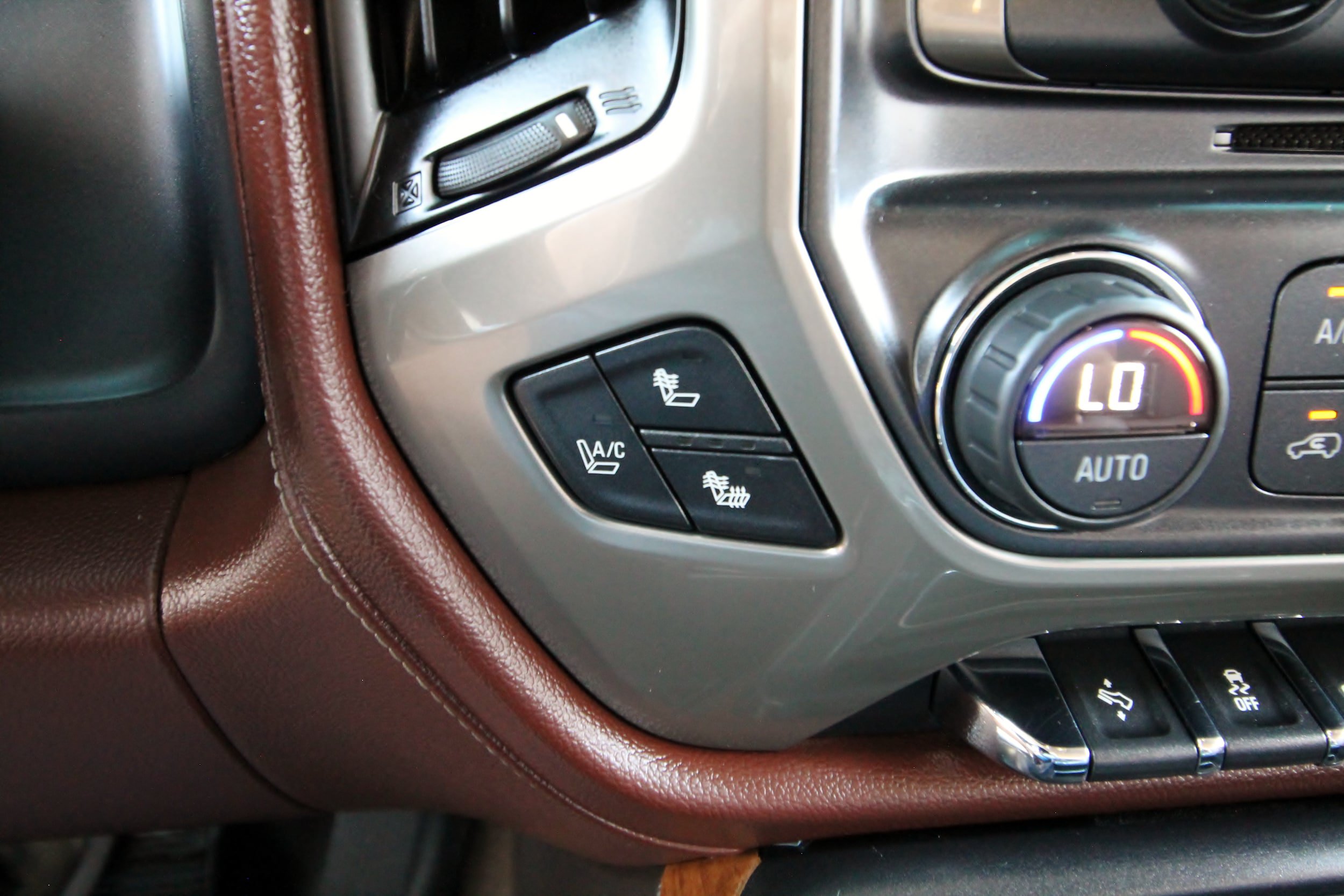 Used 2015 Chevrolet Silverado 2500 High Country w/ Duramax Plus Package AWD/4WD image 34