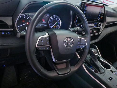 Used 2022 Toyota Highlander XLE image 12