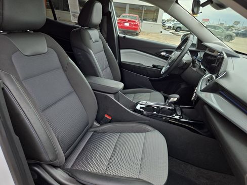 Used 2025 Chevrolet Trax LT w/ LT Convenience Package FWD image 30