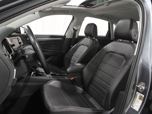 Used 2023 Volkswagen Jetta SE image 5