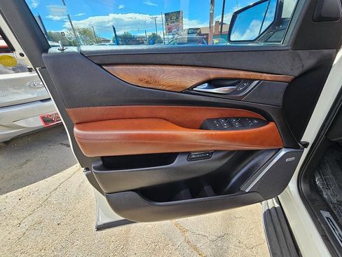 Used 2015 Cadillac Escalade Luxury image 34