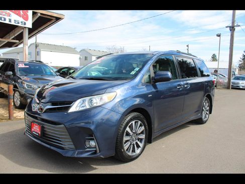 Used 2019 Toyota Sienna XLE w/ XLE Navigation Package image 1