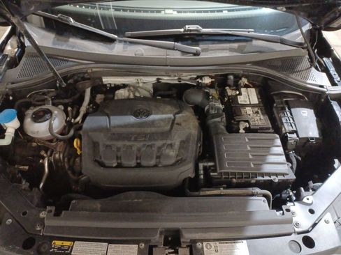 Used 2018 Volkswagen Tiguan SE w/ Panoramic Sunroof Package image 25