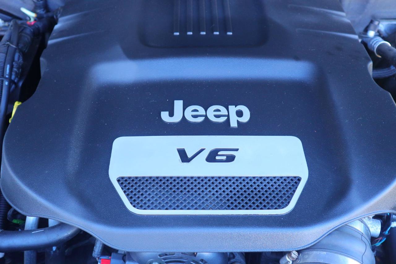Used 2014 Jeep Wrangler Unlimited Rubicon w/ Connectivity Group AWD/4WD image 34