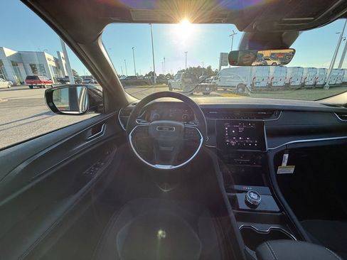 New 2025 Jeep Grand Cherokee Altitude image 13