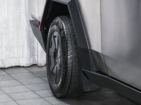 Used 2025 Tesla Cybertruck AWD Crew Cab image 79