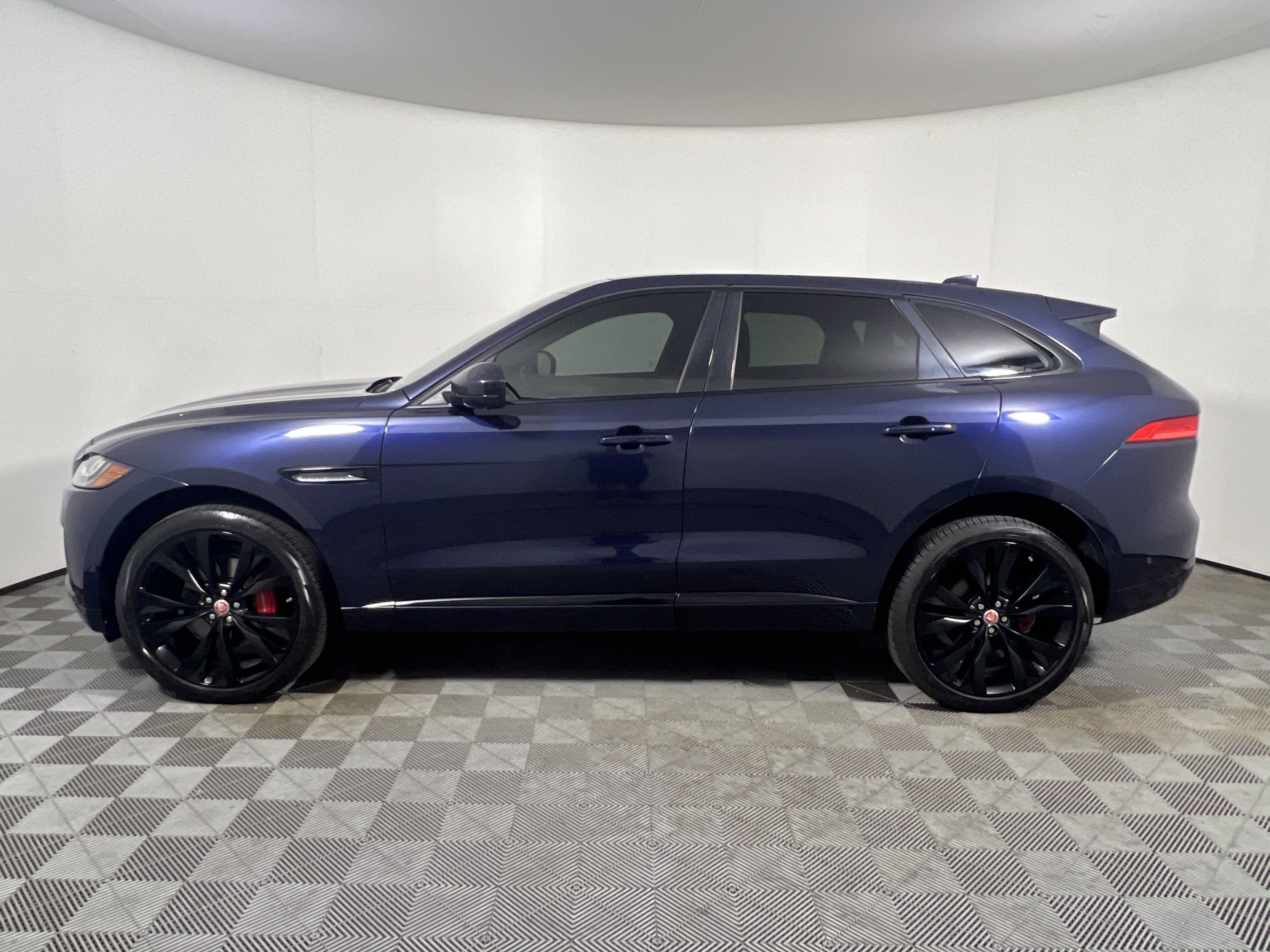 Used 2019 Jaguar F-PACE S AWD/4WD image 2