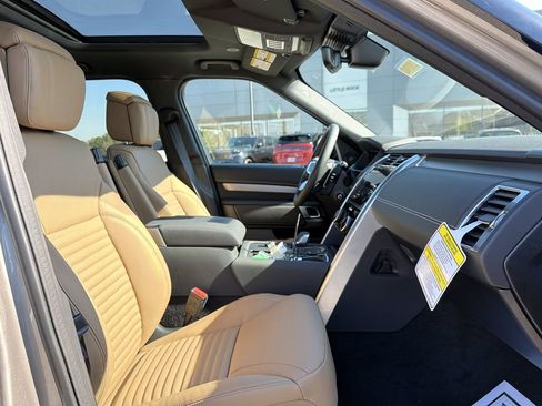 New 2026 Land Rover Discovery Dynamic SE image 17