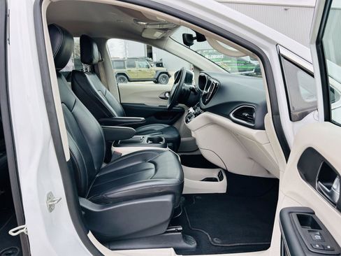 Used 2023 Chrysler Pacifica Touring-L image 33