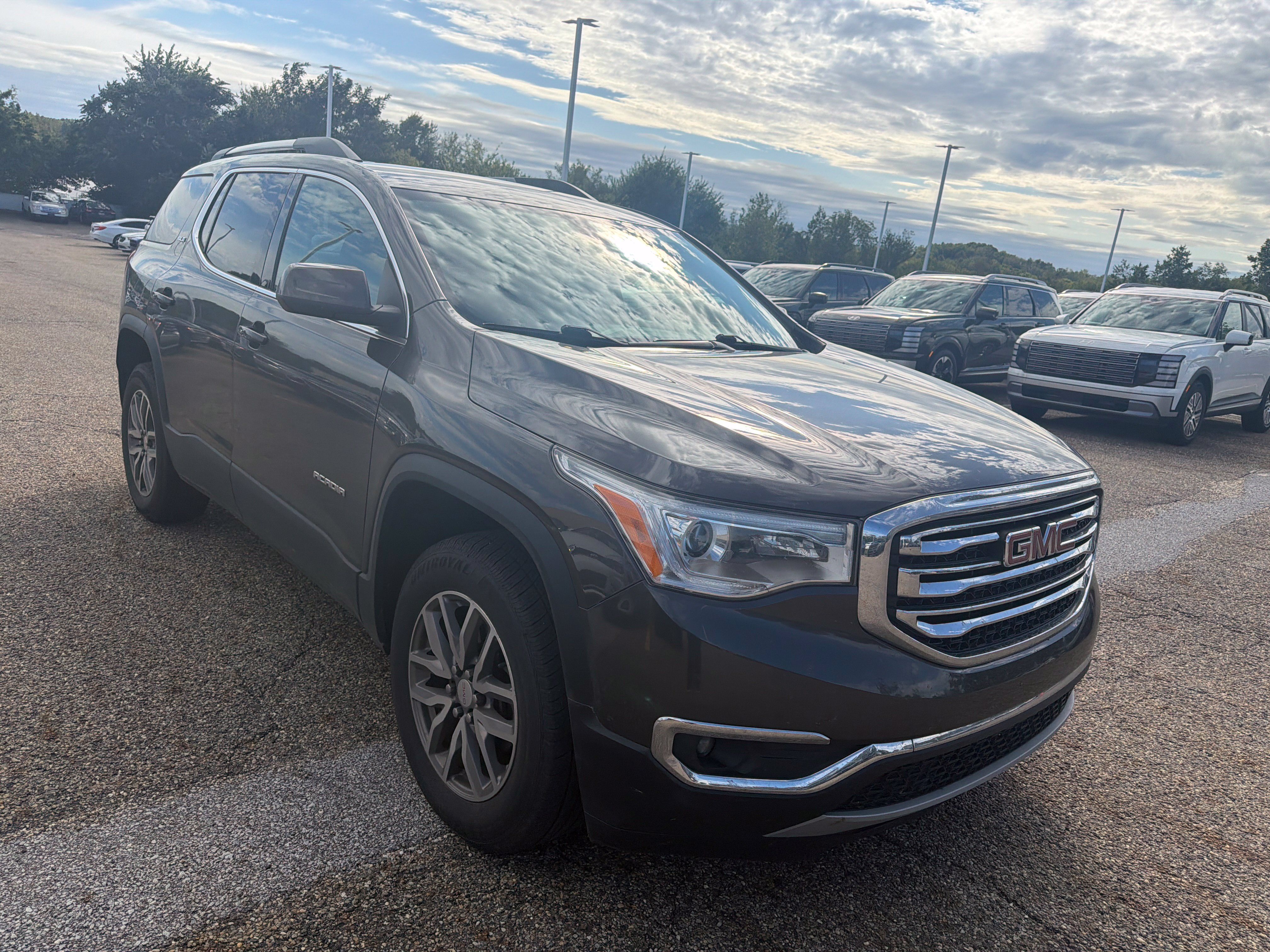 Used 2019 GMC Acadia SLE w/ Driver Alert Package I AWD/4WD image 3