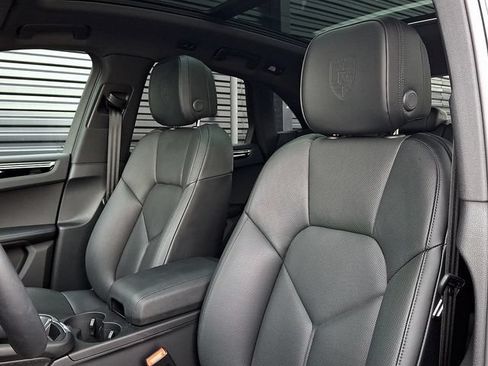 Certified 2026 Porsche Macan AWD/4WD image 5