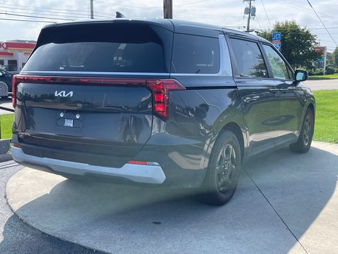 Used 2025 Kia Carnival FWD image 7