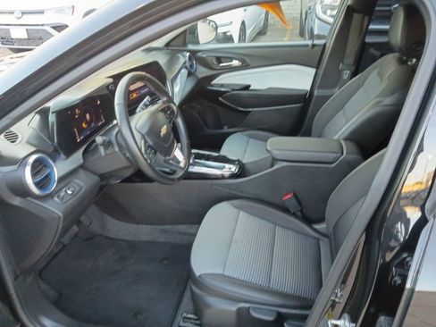 Used 2025 Chevrolet Trax LT w/ LT Convenience Package FWD image 4