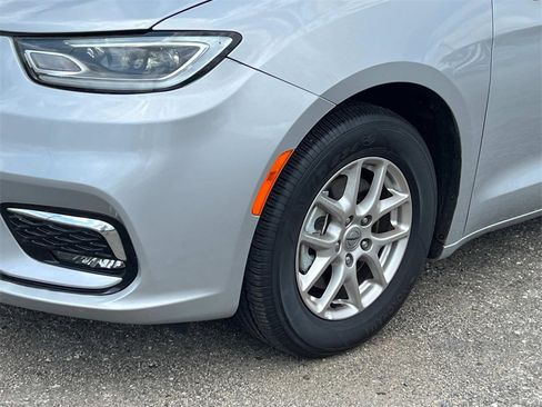 Used 2024 Chrysler Pacifica Touring-L image 7