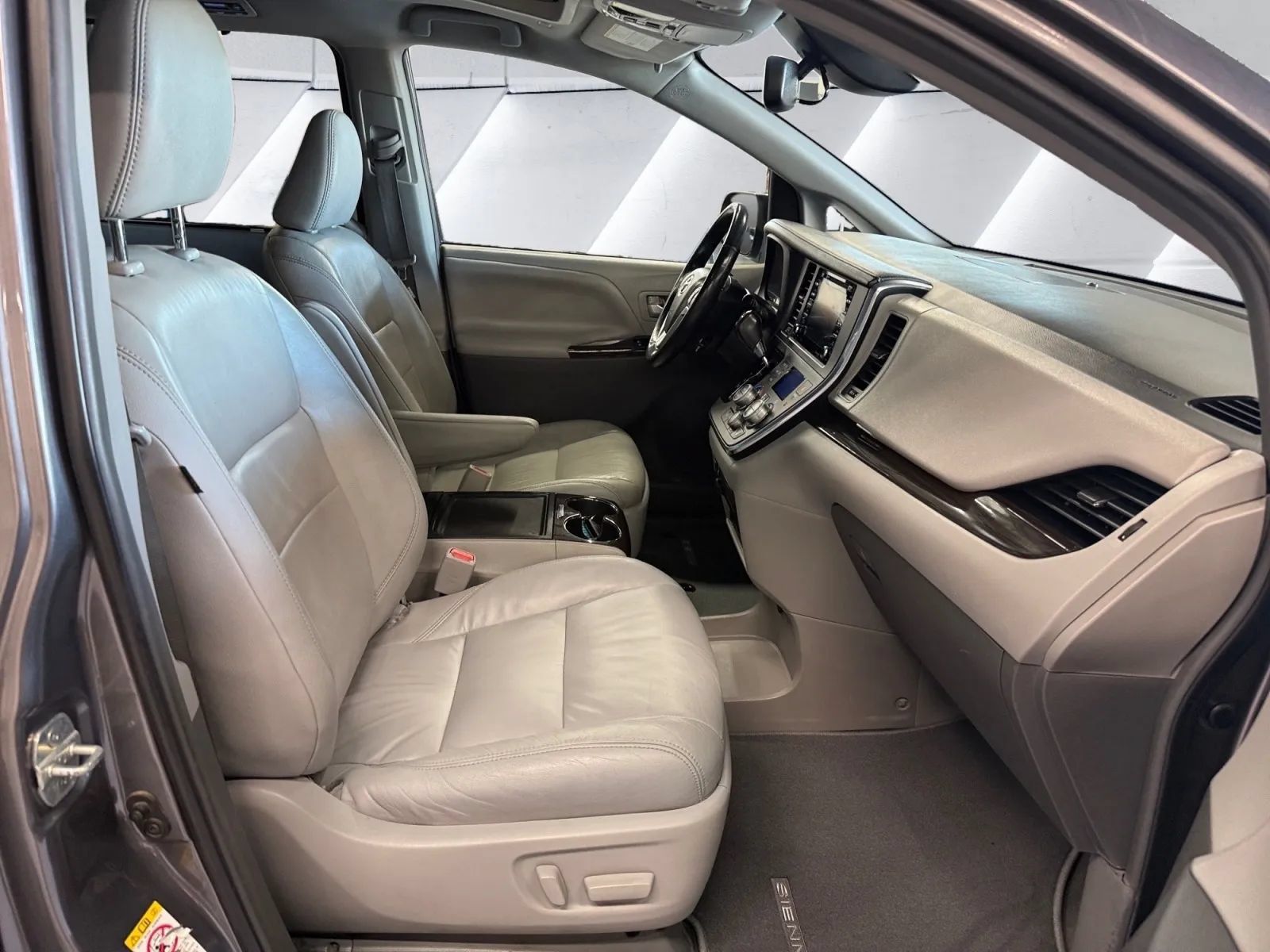 Used 2019 Toyota Sienna XLE FWD image 15
