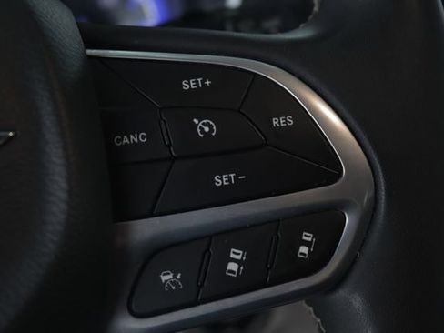 Used 2023 Chrysler Pacifica Touring-L image 11