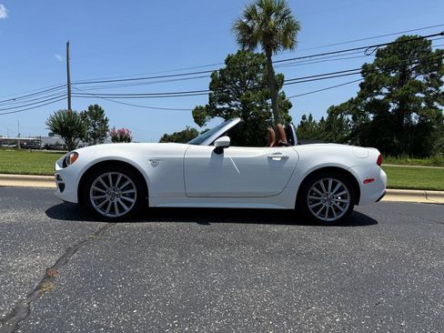 Used 2017 FIAT 124 Spider Lusso RWD image 2