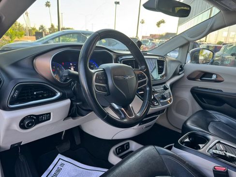 Used 2017 Chrysler Pacifica Touring-L Plus FWD image 17