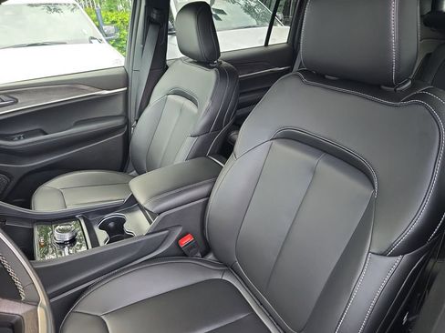 Used 2025 Jeep Grand Cherokee L Limited w/ Black Appearance Package image 22