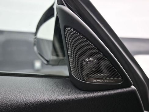 Used 2017 BMW M4 Convertible image 11