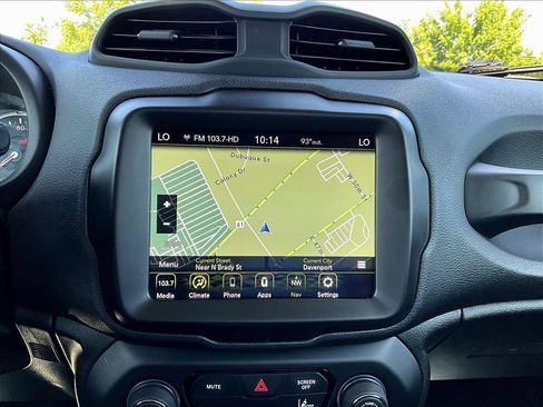 Used 2023 Jeep Renegade Latitude AWD/4WD image 17