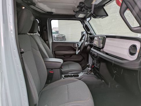 Used 2024 Jeep Wrangler Unlimited Sahara AWD/4WD image 11