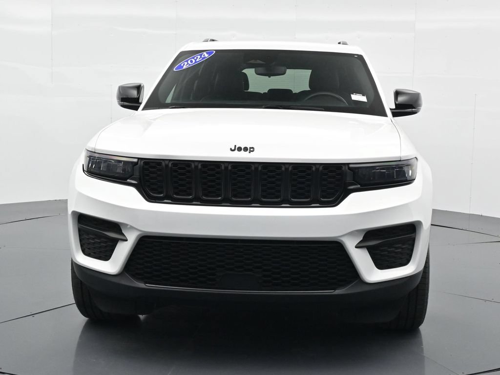 Used 2024 Jeep Grand Cherokee Altitude AWD/4WD image 2