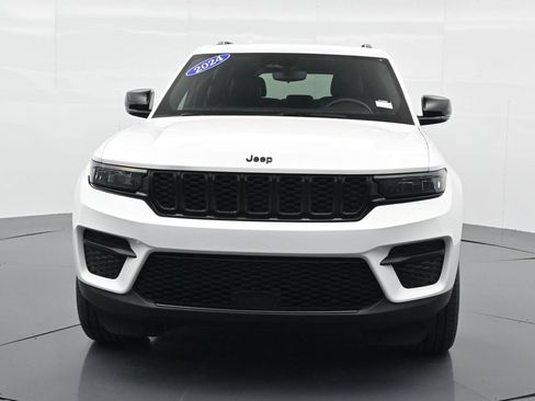 Used 2024 Jeep Grand Cherokee Altitude AWD/4WD image 2