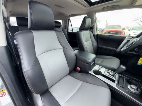 Used 2018 Toyota 4Runner SR5 Premium image 15