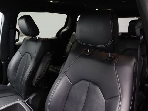 Used 2025 Chrysler Pacifica Select image 27