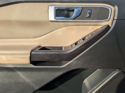 Used 2020 Ford Explorer XLT image 26