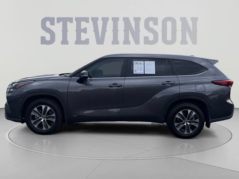 Used 2023 Toyota Highlander XLE AWD/4WD image 2