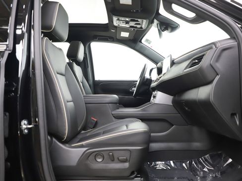 Used 2023 GMC Yukon XL SLT w/ SLT Premium Package image 11