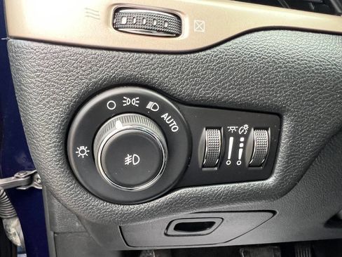 Used 2016 Jeep Cherokee Latitude w/ Cold Weather Group AWD/4WD image 29