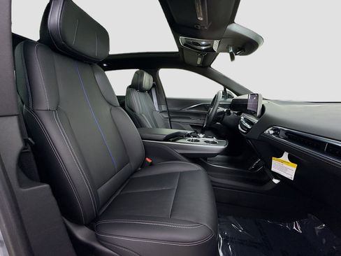 Used 2025 Cadillac Lyriq Luxury RWD image 30