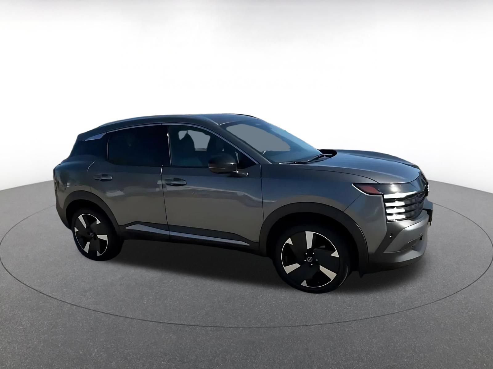 Used 2026 Nissan Kicks SR AWD/4WD image 2