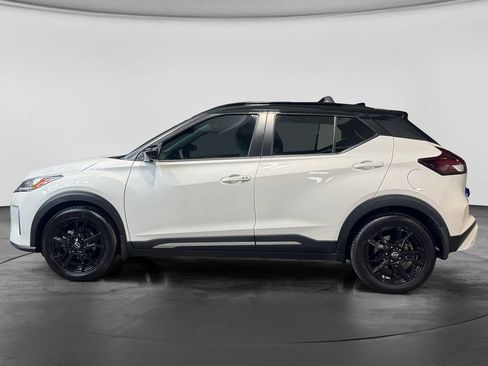 Used 2023 Nissan Kicks SR w/ SR Premium Package FWD image 8