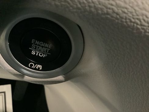 Used 2019 Chrysler Pacifica Touring-L image 32