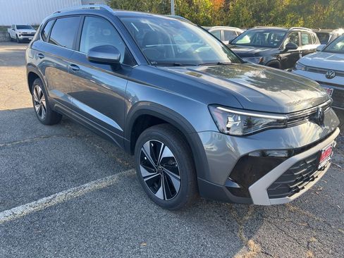 New 2025 Volkswagen Taos SE image 3