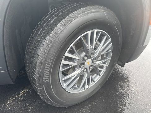 Used 2025 Chevrolet Traverse LT image 9