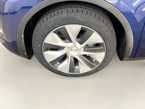 Used 2023 Tesla Model Y Long Range AWD/4WD image 11