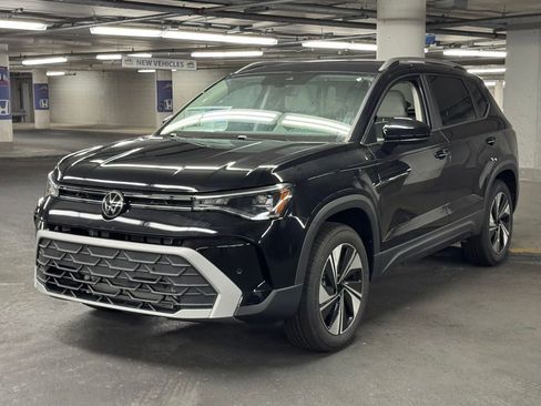 New 2025 Volkswagen Taos SE image 3