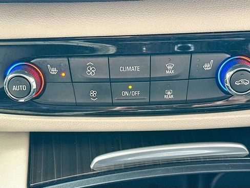 Used 2019 Buick Regal Essence w/ Driver Confidence Package I image 22