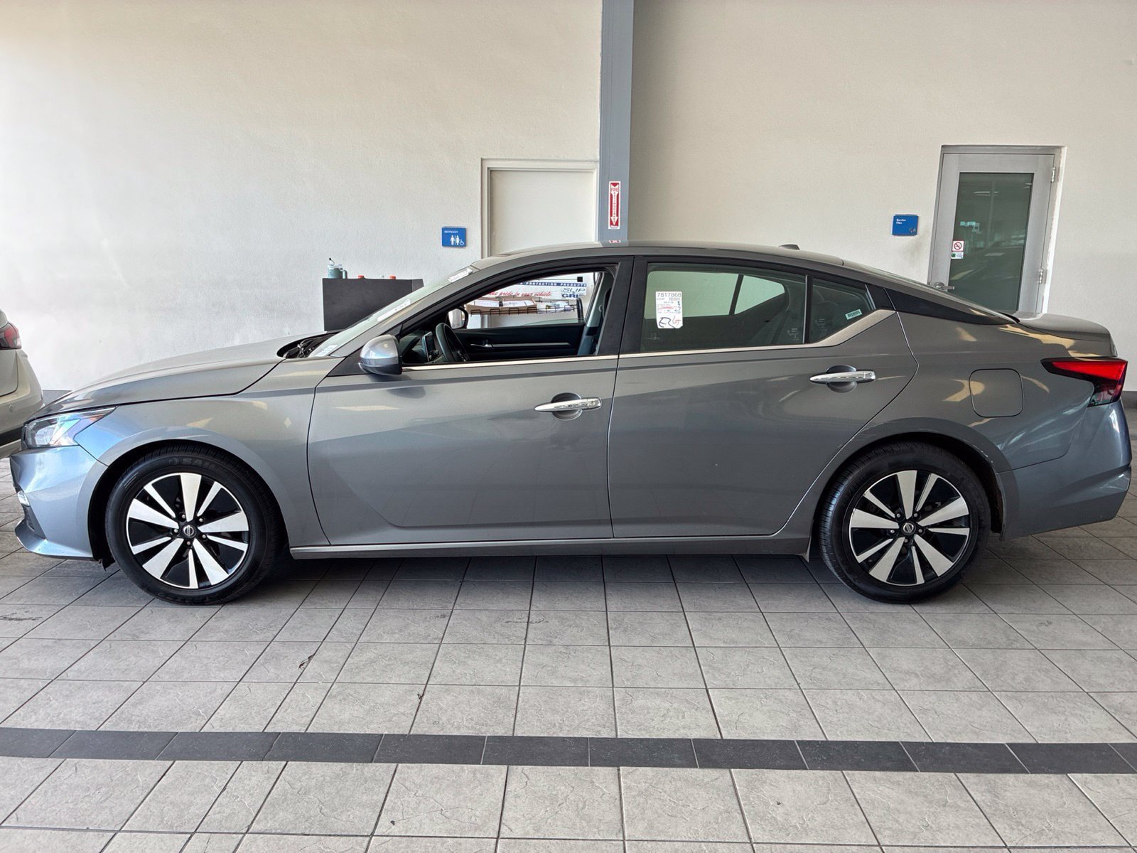 Used 2022 Nissan Altima 2.5 SV FWD image 2
