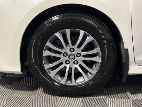 Used 2018 Toyota Sienna XLE Premium FWD image 16