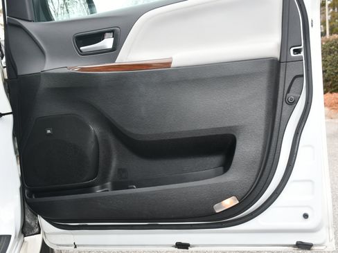 Used 2017 Toyota Sienna Limited Premium image 22