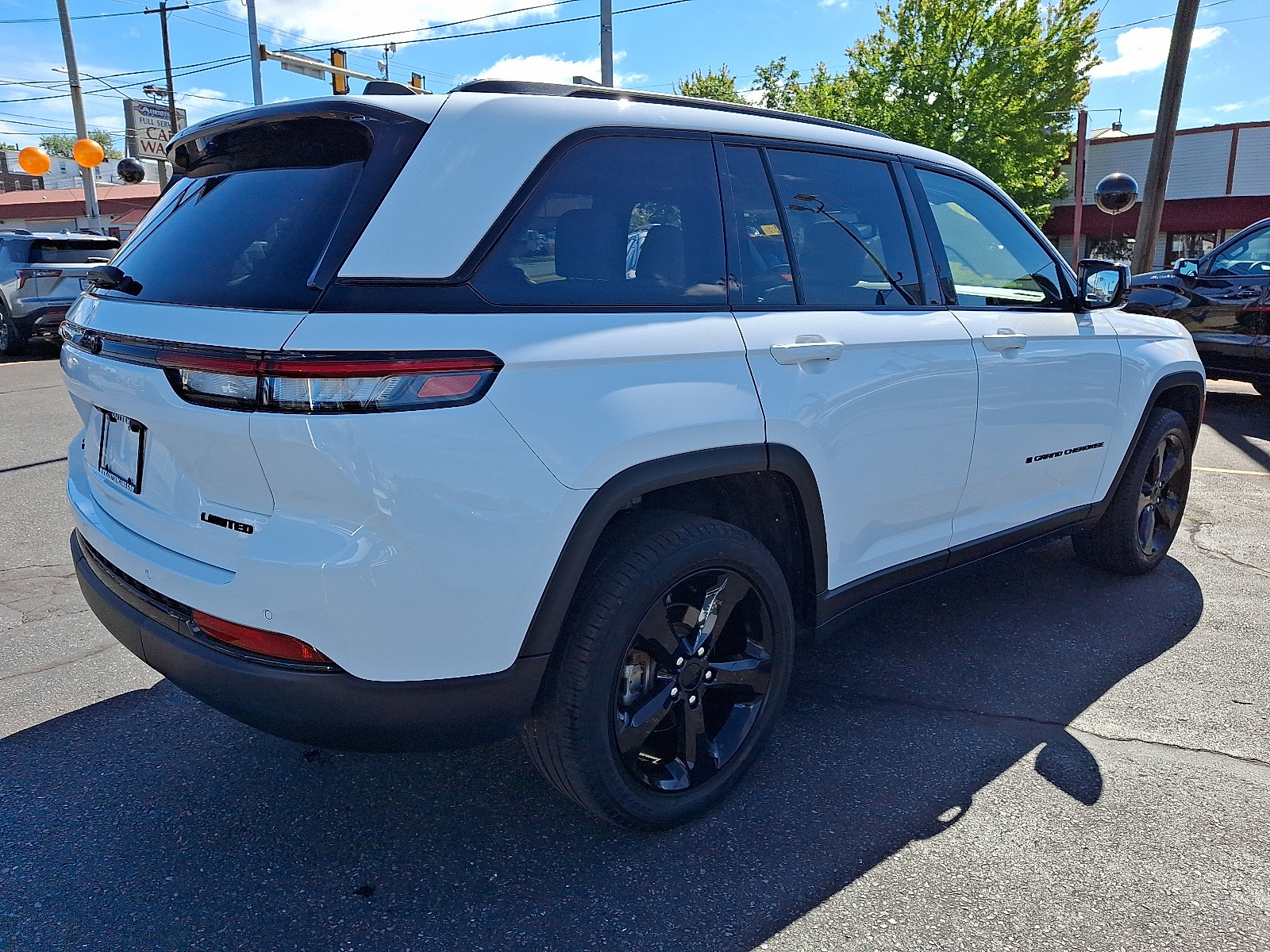 Used 2023 Jeep Grand Cherokee Limited w/ Black Appearance Package AWD/4WD image 5