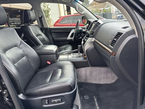 Used 2015 Toyota Land Cruiser image 17
