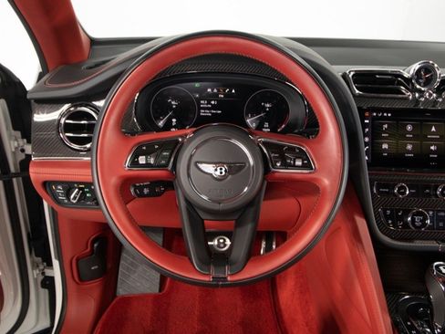 Used 2022 Bentley Bentayga image 24