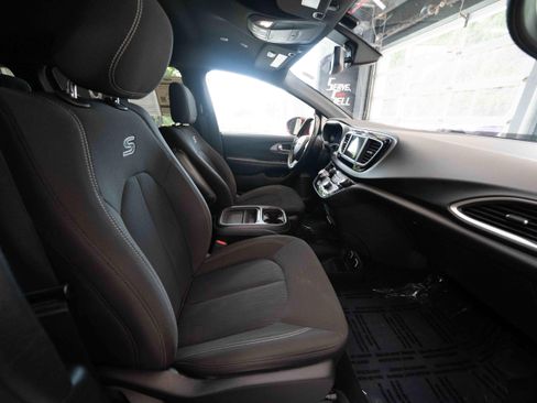 Used 2020 Chrysler Pacifica Touring w/ S Appearance Package FWD image 27